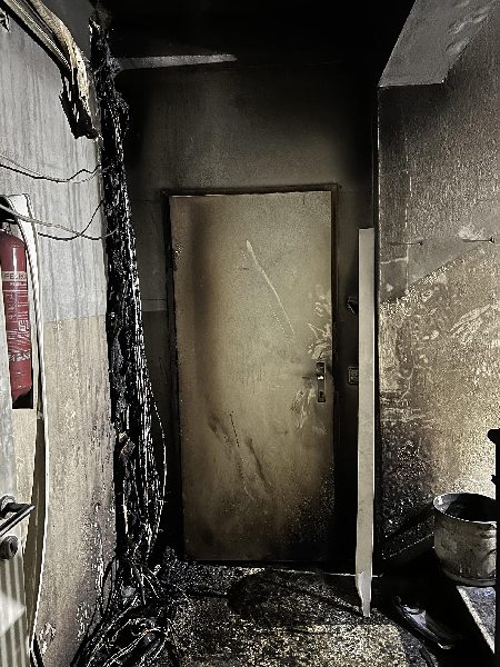 Gefährlicher Brand in Mehrparteienhaus in Villach! (Bild 1)